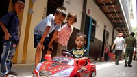 Sejumlah anak-anak tampak bermain di depan rumah baru mereka di Shelter Kampung Kunir, Jakarta.