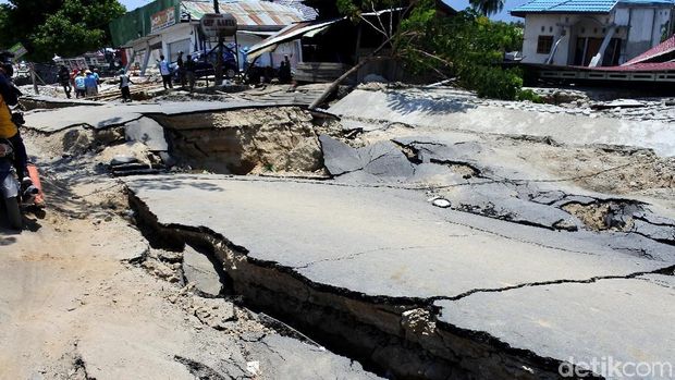 Desa Jono Oge, Kabupaten Sigi, Sulawesi Tengah (Sulteng), harus kehilangan sebagian warganya saat gempa 7,4 magnitudo melanda. Begini penampakan bumi terbelah usai gempa tsunami dan likuifaksi.