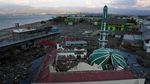Diterjang Tsunami Menara Masjid Baiturrahman Kokoh Berdiri