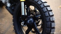 Motor ini memakai ban 17 inci dengan tapak lebar ban belakang 140 dan depan 120.