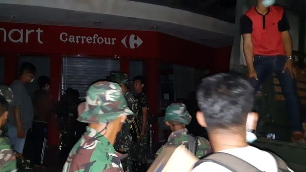 CT Arsa dan Transmart Serahkan Bantuan ke Korban Gempa Palu