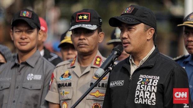 Menteri Pemuda dan Olahraga Imam Nahrawi (kanan), di Polda Metro Jaya, Jakarta (3/10).