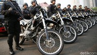 Polisi bermotor juga siaga.