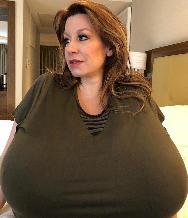 Chelsea Charms punya payudara jumbo. Ia mengaku sebagai pemilik payudara terbesar di dunia hasil dari operasi plastik. Foto: Instagram (@therealchelseacharms)