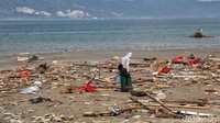 Puing dan sampah masih memenuhi bibir pantai.