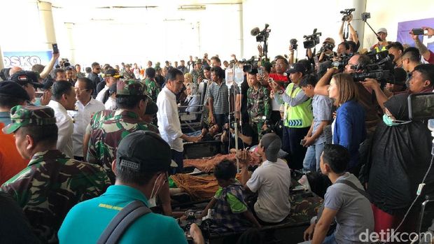  Presiden Jokowi menjenguk para korban gempa yang berada di RS darurat di kawasan Bandara Mutiara SIS Al-Jufrie, Rabu (3/10/2018)