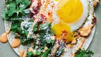 Punya sisa tortilla, panggang sebenat, beri salad dan telur ceplok plus mayo. Gurih enak!Foto: Instagram @raychcaych