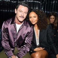 Aktor Luke Evans dan Thandie Newton saat duduk di front row Louis Vuitton. (Foto: Getty Images)
