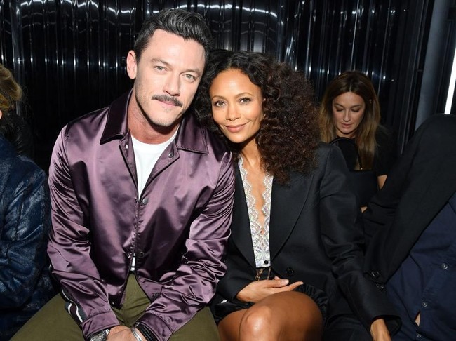 Aktor Luke Evans dan Thandie Newton saat duduk di front row Louis Vuitton. (Foto: Getty Images)