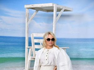 Pesepakbola Adil Rami Bantah Tudingan Selingkuh dari Pamela Anderson