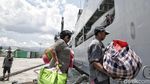 KRI Makassar Angkut Pengungsi Korban Gempa Palu