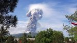 Foto: Abu Vulkanik Erupsi Gunung Soputan Membubung 4 Km