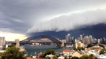 Diabadikan oleh fotografer Cassie Trotter menggunakan smartphone yang merekam badai awan petir besar di kawasan CBD Sydney, Australia pada tahun 2014. Hujan lebat turun, menyebabkan banjir bandang di kawasan ini. (Foto: Getty Images)