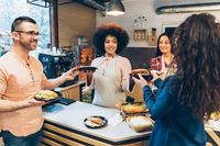 Orang Inggris Habiskan Lebih dari 5 Jam per Tahun untuk Tentukan Tempat Makan