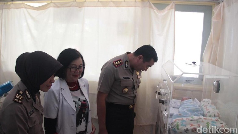 Polisi Periksa Mantan Pacar SPG yang Buang Bayi dari Lantai 3 Polisi Periksa Mantan Pacar SPG yang Buang Bayi dari Lantai 3