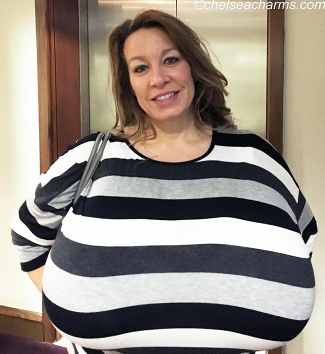 Dalam bio di Instagramnya, Chelsea menjelaskan bawa dirinya tak hanya pemilik dada terbesar karena operasi plastik, namun juga memiliki payudara paling lebar. Bagaimana tidak, dada Chelsea besarnya seperti bola basket. Foto: Instagram (@therealchelseacharms)