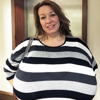 Chelsea Charms punya payudara jumbo hasil dari operasi plastik. Dengan ukuran dada yang besar itu, dalam kesehariannya dia menjalani pekerjaan sebagai penari eksotis dan bintang porno. Foto: Instagram (@therealchelseacharms)