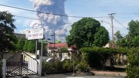 Hujan abu vulkanik dari erupsi Gunung Soputan pukul 08.47 WITA ini diperkirakan jatuh di daerah di barat laut. Erupsi ini disebut BNPB tidak menganggu jalur penerbangan. (Foto: Dok. BNPB)
