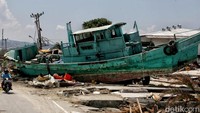 Sebuah kapal nelayan di kawasan Pantai Taipa pasca terseret arus gelombang tsunami.