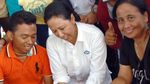 Gaya Menteri Rini saat Bantu Masak di Dapur Umum Palu