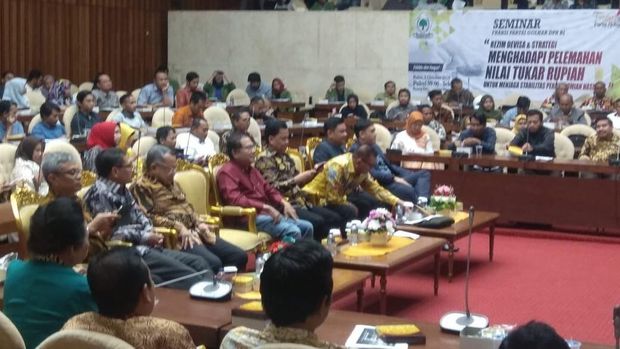 Seminar membahas pelemahan nilai tukar rupiah terhadap dolar Amerika Serikat (AS).