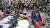 Anak-anak korban gempa terpaksa tinggal di bawah tenda yang terbuat dari daun kelapa.