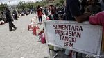 Warga Palu Berpanas-panasan Demi BBM