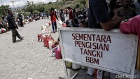 Warga tetap tertib meski harus berpanas-panasan.