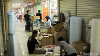 Selain kalah bersaing dengan mal tetangga, ITC Roxy, keterpurukan pedagang di Roxy Square semakin diperparah dengan merebaknya tren belanja online belakangan ini.