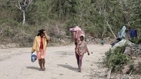 Warga mencari sumber air untuk mencuci pakaian.