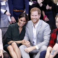 Dalam kunjungan tersebut, kemesraan mereka terasa nyata. Berpegangan tangan, Pangeran Harry dan Meghan Markle tak sungkan untuk pamer mesra. (Foto: Getty Images)
