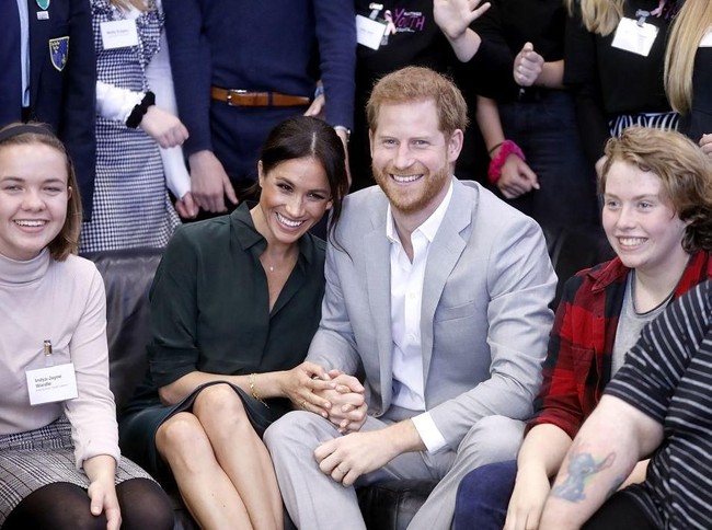 Dalam kunjungan tersebut, kemesraan mereka terasa nyata. Berpegangan tangan, Pangeran Harry dan Meghan Markle tak sungkan untuk pamer mesra. (Foto: Getty Images)