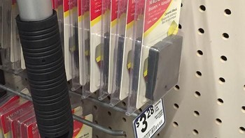 Magnet ini saling menempel dengan erat tanpa jatuh meski berat sebelah. (Foto: Boredpanda)