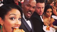Datang ke salah satu acara penghargaan, Channing yang tampil tampan dengan pakaian formal. Justru terlihat asyik menyantap pizza dengan teman-temannya. Foto: Hollywood - Istimewa