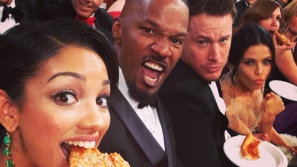 Gaya Keren Channing Tatum Saat Makan Pizza dan Goreng Telur