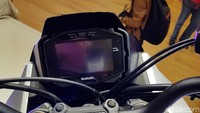 Speedometernya juga sudah full digital. Begitu juga dengan lampu-lampu yang sudah menggunakan LED.
