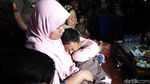 Tangis Keluarga Korban Gempa Palu Pecah di Mapolres Garut
