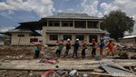 Melihat Pekerja PLN Berjibaku Perbaiki Jaringan Listrik Palu