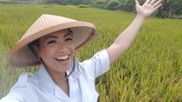 Lahir dari keluarga yang aktif di politik, membuat Rahayu tertarik menggeluti dunia politik. Kini Rahayu menjadi anggota DPR. Posenya selfie di tengah sawah, juga menarik perhatian. Foto: Instagram @rahayusaraswati