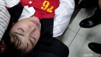 Belum Selesai kasus kemalingan rumahnya, dalam sidang Roro dituntut 5 tahun penjara. Ia pun kaget dan pingsan mendengar hal tersebut. (Veynindia Eseloni/detikHOT)