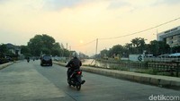 Mendekati kawasan Masjid Al Azhar Jaka Permai, tampak tiang pancang pembangunan dari Tol Becakayu (Randy/detikTravel)