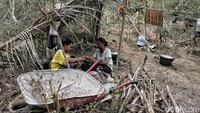 Sebagian pengungsi menggunakan daun kelapa sebagai tempat berlindung dari sengatan sinar matahari.