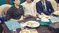 Ada Aryo Djojohadikusumo dan Budisatrio Djiwandono, yang menemani Rahayu makan siang dengan nasi goreng dan buah-buahan. Foto: Instagram @rahayusaraswati