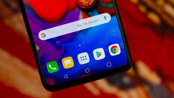 LG V40 ThinQ hadir dengan bentangan layar 6,4 inch. Foto: Josh Miller/CNET