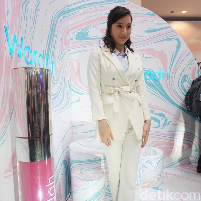 Tatjana juga mengatakan, baginya penggunaan makeup tak hanya sebagai alat mempercantik diri, namun juga menambah kepercayaan diri. Ketika kita percaya diri pakai makeup yang nyaman, sesuai kepribadian kita, auranya akan lebih terpancar, lanjutnya. Foto: Alissa Safera/Wolipop