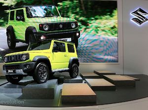 Suzuki Jimny Kotak Terbaru Parkir di Paris