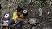 Mie instan menjadi menu utama selama di pengungsian.