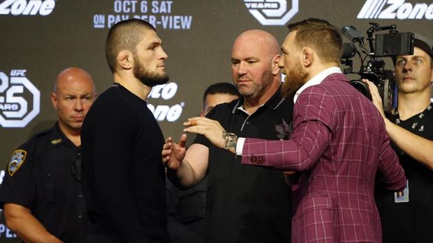 Khabib Nurmagomedov dan Conor McGregor sebelum bertarung di dalam oktagon sempat bertemu di konferensi pers dan timbang badan.