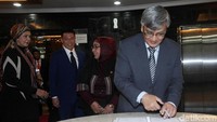 Dato Mohammad Ariff mengisi daftar tamu.