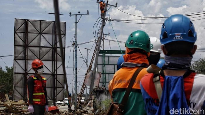 Perbaikan Jaringan Listrik di Palu/Foto: Pradita Utama Perbaikan Jaringan Listrik di Palu/Foto: Pradita Utama
